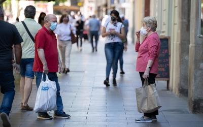 Dues persones grans, en una imatge d'arxiu/ Roger Benet
